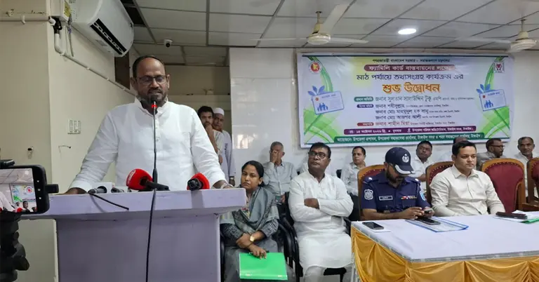 কথা বলছেন মৎস্য ও প্রাণিসম্পদ প্রতিমন্ত্রী সুলতান সালাউদ্দিন টুকু